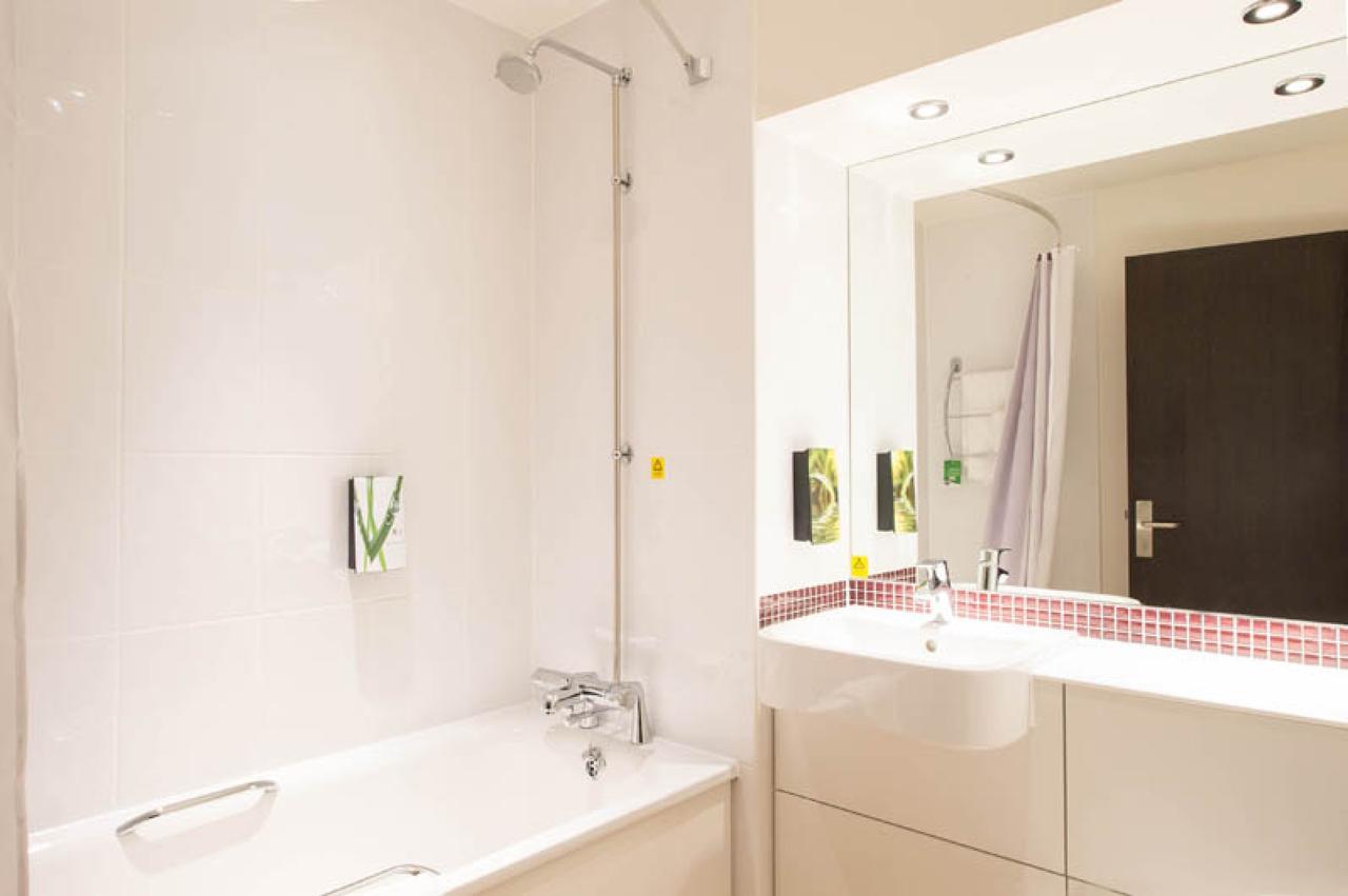 Premier Inn Southwark Borough High St Лондон Экстерьер фото